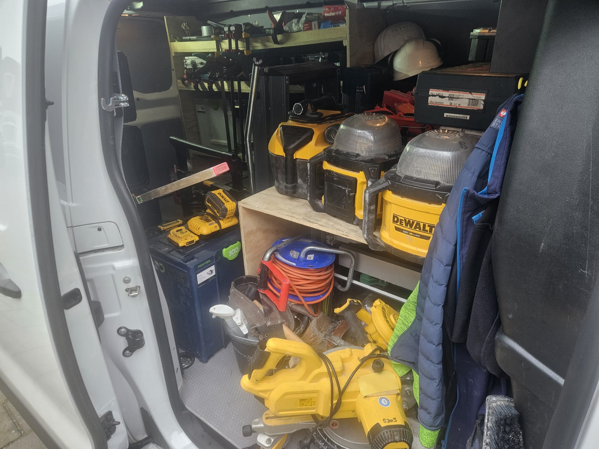 Georganiseerde bus met DeWalt en Festool